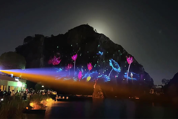 亮化讓山成焦點(diǎn)，無光讓景變背景，游客選擇早有答案